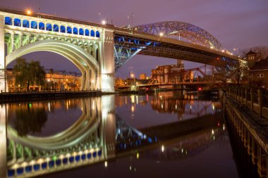 Şehir merkezi ufuk çizgisi ve Detroit Superior Köprüsü, resmi adıyla Cuyahoga Nehri üzerindeki Gaziler Anıtı Köprüsü, Cleveland, Ohio, ABD.
