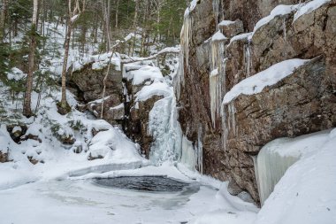 Kış boyunca Franconia Notch State Park 'taki Kinsman Falls' da. New Hampshire dağları. ABD.