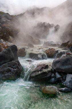 Rusya 'nın Kuril Adaları, Paramushir Adası' ndaki dağ manzarası. Yurievskie kaplıcaları.
