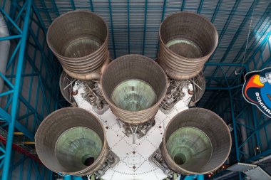 Cape Canaveral, Florida, ABD - Aralık 2021: Apollo Saturn V Rocket Merritt Adası, Florida 'daki Kennedy Uzay Merkezi' nde. ABD