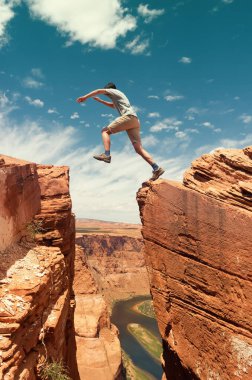 Dağlarda yürüyüş yapan dramatik gökyüzüne karşı