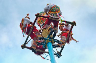 Mexico City, Meksika - 15 Kasım 2016: Danza de los Voladores (dans el ilanları) - uçan adamlar Chapultepec Mexico City 
