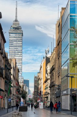Mexico City, Meksika - 04 Aralık 2016: Görünüm, Torre Latinoamericana (Latin Amerikalı Tower) sokakta Mexico City.