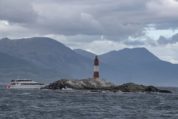 Bateau Touristique Près Phare Des Eclaireurs Dans Canal Beagle Terre — Photo