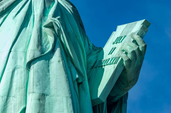 Detalle Estatua Libertad Contra Cielo Azul Libro Con Fecha Independencia — Foto de Stock