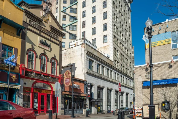 Pittsburgh, Pennsylvania, ABD - 25 Kasım 2018 Pittsburgh şehir merkezinde sokak.