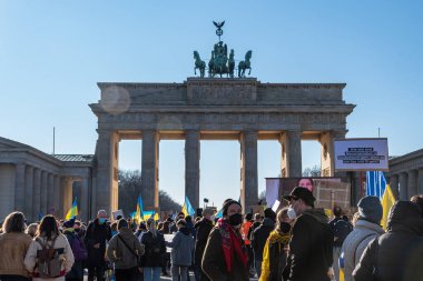 Berlin, Almanya - 13.03.2022: Rusya 'nın Ukrayna işgaline karşı Brandenburg Kapısı yakınlarında savaş karşıtı protesto.
