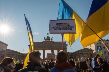 Berlin, Almanya - 13.03.2022: Rusya 'nın Ukrayna işgaline karşı Brandenburg Kapısı yakınlarında savaş karşıtı protesto.
