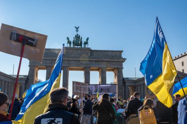 Berlin, Almanya - 13.03.2022: Rusya 'nın Ukrayna işgaline karşı Brandenburg Kapısı yakınlarında savaş karşıtı protesto.