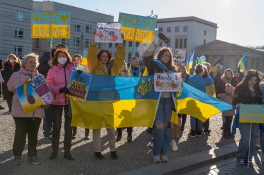 Berlin, Almanya - 13.03.2022: Rusya 'nın Ukrayna işgaline karşı Brandenburg Kapısı yakınlarında savaş karşıtı protesto.