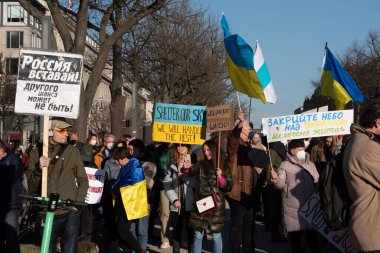 Berlin, Almanya - 13.03.2022: Rusya 'nın Ukrayna' yı işgaline karşı Berlin 'deki Rus Büyükelçiliği önünde savaş karşıtı protesto.