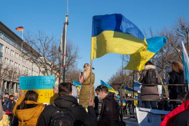 Berlin, Almanya - 13.03.2022: Rusya 'nın Ukrayna' yı işgaline karşı Berlin 'deki Rus Büyükelçiliği önünde savaş karşıtı protesto.