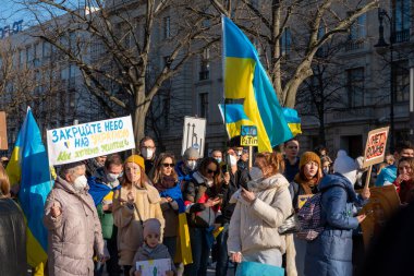 Berlin, Almanya - 13.03.2022: Rusya 'nın Ukrayna' yı işgaline karşı Berlin 'deki Rus Büyükelçiliği önünde savaş karşıtı protesto.