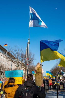 Berlin, Almanya - 13.03.2022: Rusya 'nın Ukrayna' yı işgaline karşı Berlin 'deki Rus Büyükelçiliği önünde savaş karşıtı protesto.