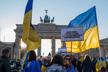 Berlin, Almanya - 13.03.2022: Rusya 'nın Ukrayna işgaline karşı Brandenburg Kapısı yakınlarında savaş karşıtı protesto.