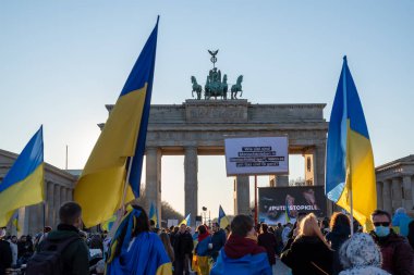 Berlin, Almanya - 13.03.2022: Rusya 'nın Ukrayna işgaline karşı Brandenburg Kapısı yakınlarında savaş karşıtı protesto.