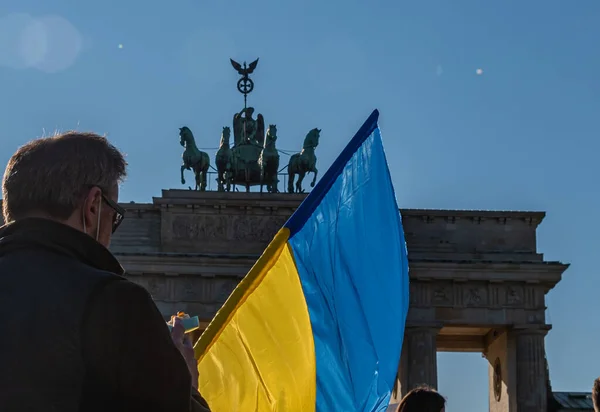 Берлін Німеччина 2022 Протести Проти Російського Вторгнення Україну Під Бранденбурзькими — стокове фото