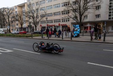Berlin, Almanya, 3 Nisan 2022: Berlin 'de Yarı Maraton. Sporcular Otto-Suhr-Allee, Charlottenburg 'da koşuyor.