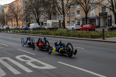 Berlin, Almanya, 3 Nisan 2022: Berlin 'de Yarı Maraton. Sporcular Otto-Suhr-Allee, Charlottenburg 'da koşuyor.