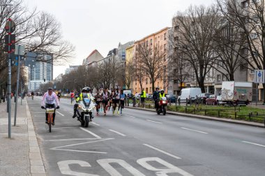 Berlin, Almanya, 3 Nisan 2022: Berlin 'de Yarı Maraton. Sporcular Otto-Suhr-Allee, Charlottenburg 'da koşuyor.