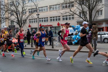 Berlin, Almanya, 3 Nisan 2022: Berlin 'de Yarı Maraton. Sporcular Otto-Suhr-Allee, Charlottenburg 'da koşuyor.