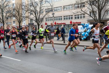 Berlin, Almanya, 3 Nisan 2022: Berlin 'de Yarı Maraton. Sporcular Otto-Suhr-Allee, Charlottenburg 'da koşuyor.