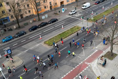 Berlin, Almanya, 3 Nisan 2022: Berlin 'de Yarı Maraton. Sporcular Otto-Suhr-Allee, Charlottenburg 'da koşuyor.