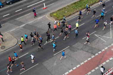 Berlin, Almanya, 3 Nisan 2022: Berlin 'de Yarı Maraton. Sporcular Otto-Suhr-Allee, Charlottenburg 'da koşuyor.