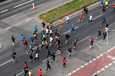 Berlin, Almanya, 3 Nisan 2022: Berlin 'de Yarı Maraton. Sporcular Otto-Suhr-Allee, Charlottenburg 'da koşuyor.