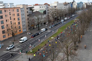 Berlin, Almanya, 3 Nisan 2022: Berlin 'de Yarı Maraton. Sporcular Otto-Suhr-Allee, Charlottenburg 'da koşuyor.