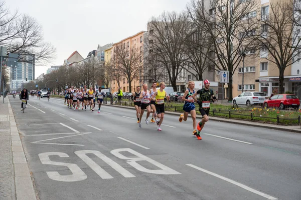 Βερολίνο Γερμανία Απριλίου 2022 Ημιμαραθώνιος Στο Βερολίνο Αθλητές Τρέχουν Στο — Φωτογραφία Αρχείου