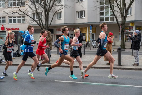 2022年4月3日 德国柏林 半程马拉松在柏林举行 在夏洛特堡Otto Suhr Allee竞选的运动员 — 图库照片