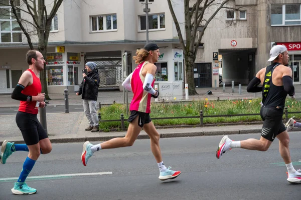 베를린 2022 베를린 에서의 마라톤 선수들은 Charlottenburg Otto Suhr Allee — 스톡 사진