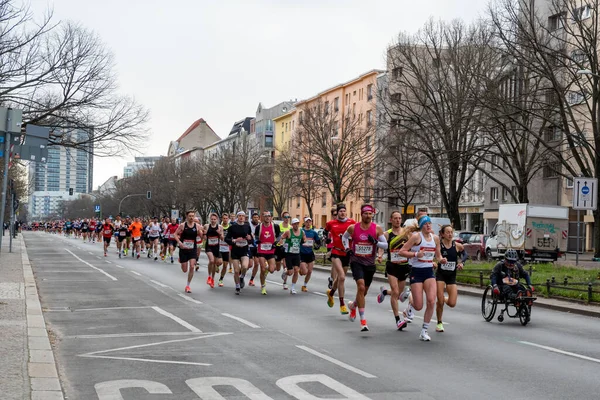 Berlin Németország 2022 Április Félmaraton Berlinben Sportolók Futnak Otto Suhr — Stock Fotó