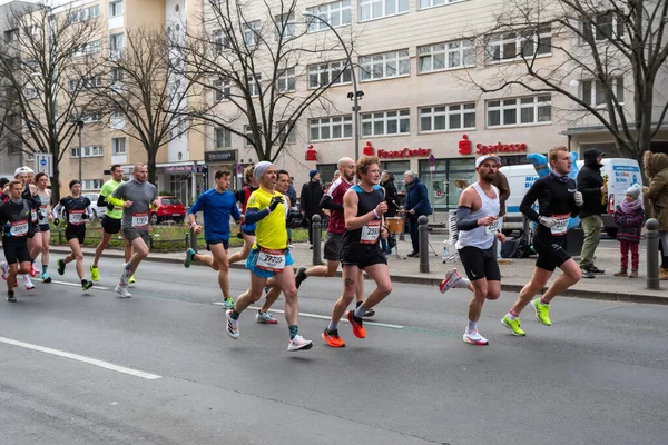 Berlin Niemcy Kwietnia 2022 Półmaraton Berlinie Sportowcy Biegną Otto Suhr — Zdjęcie stockowe