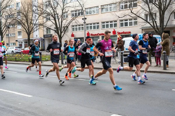Berlin Niemcy Kwietnia 2022 Półmaraton Berlinie Sportowcy Biegną Otto Suhr — Zdjęcie stockowe