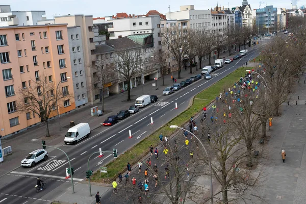 Berlin, Almanya, 3 Nisan 2022: Berlin 'de Yarı Maraton. Sporcular Otto-Suhr-Allee, Charlottenburg 'da koşuyor.