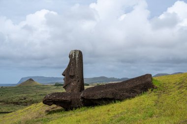 Rano Raraku Volkanı 'ndaki Moai heykelleri Paskalya Adası, Rapa Nui Ulusal Parkı, Şili
