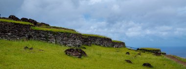 Rapa Nui 'deki Orongo köyünün kalıntıları, Paskalya Adası, Şili. Panoramik görünüm