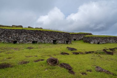 Rapa Nui 'deki Orongo köyünün kalıntıları, Paskalya Adası, Şili.