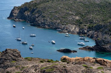 Costa Brava 'nın kuzey Costa Brava, Katalonya, İspanya' da bulunan doğal parkı Cap de Creus 'taki sahil şeridi..