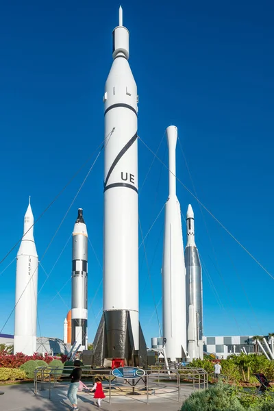 ケープカナベラル フロリダ州 2021年12月 フロリダ州ケープカナベラルのケネディ宇宙センタービジターコンプレックスのロケットガーデン アメリカ — ストック写真