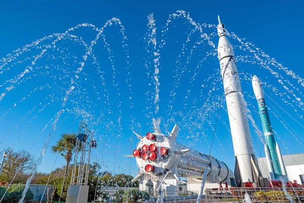美国佛罗里达州卡纳维拉尔角 2021年12月 位于佛罗里达州卡纳维拉尔角的肯尼迪航天中心游客综合大楼的火箭花园 — 图库照片