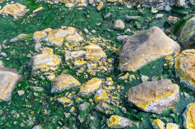 Rusya 'nın Kuril Adaları, Paramushir Adası' ndaki dağ manzarası. Yurievskie kaplıcaları.