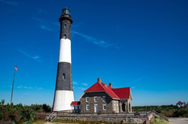 Fire Island Deniz Feneri, Güney Suffolk County, New York 'taki Great South Bay' de görünür bir simgedir. Birleşik Devletler