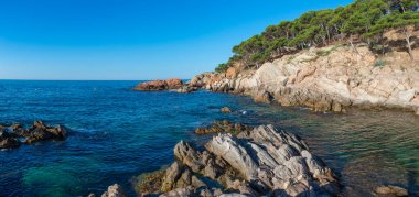 Palamos, Costa Brava, Girona 'daki Cala Estreta plajı manzarası, Katalonya, İspanya.