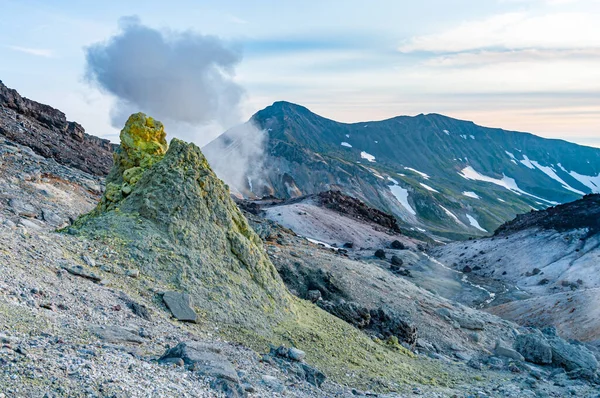 パラムシャー島 カルピンスキー火山の山の風景 ロシアのクリル諸島 — ストック写真