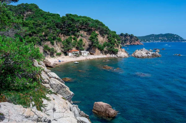 Palamos, Costa Brava, Girona 'daki Cala Estreta plajı manzarası, Katalonya, İspanya.