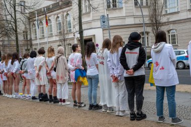 Berlin, Almanya - 21 Nisan 2022: Berlin 'de Federal Ekonomik İşler ve İklim Eylemi Bakanlığı önünde savaşta cinsel şiddete karşı savaş karşıtı protesto