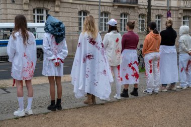 Berlin, Almanya - 21 Nisan 2022: Berlin 'de Federal Ekonomik İşler ve İklim Eylemi Bakanlığı önünde savaşta cinsel şiddete karşı savaş karşıtı protesto